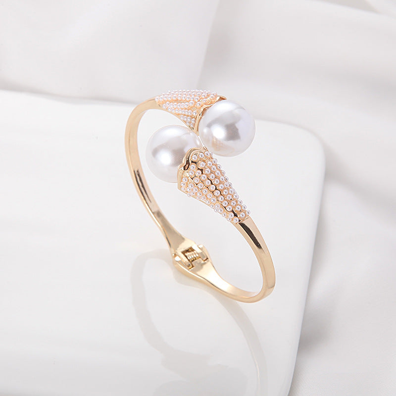 Aura Pearl Bangle