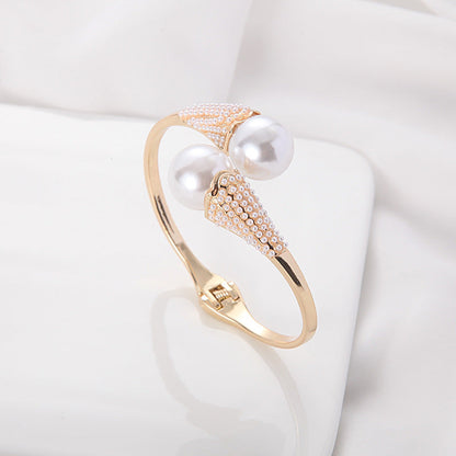 Aura Pearl Bangle